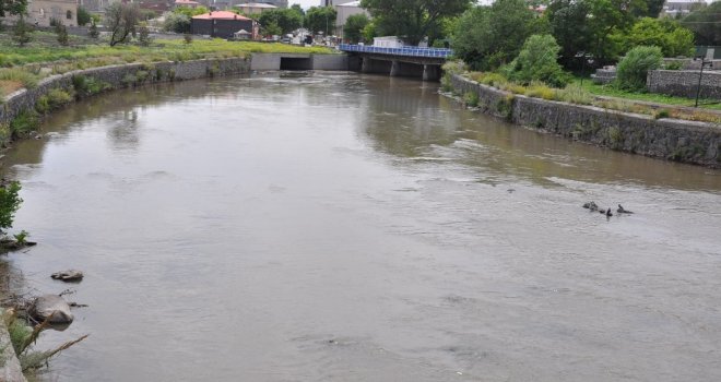 Havalar Isındı Kars Çayı Etrafa Pis Koku Yaymaya Başladı