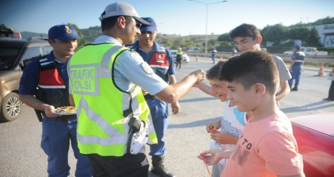 Vali Yılmaz, Çocuklara Kırmızı Düdük Dağıttı