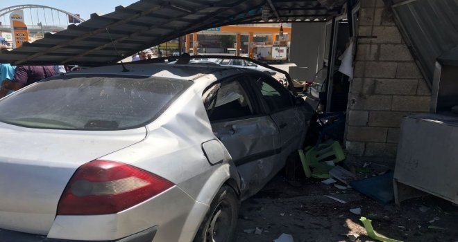 Şanlıurfada Otomobil Lokantaya Daldı