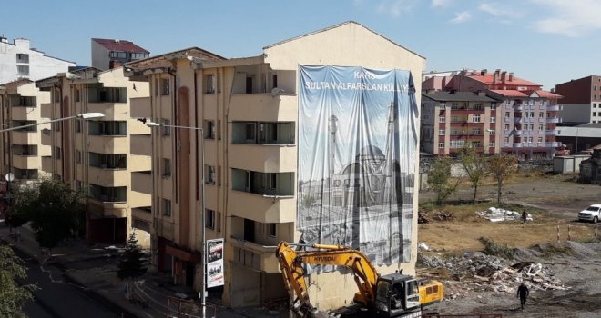 Külliye İnşaatında Yıkım Çalışması Başladı