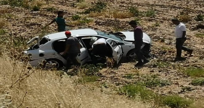 Tarlaya Giren Otomobildeki Karı Koca Yaralandı
