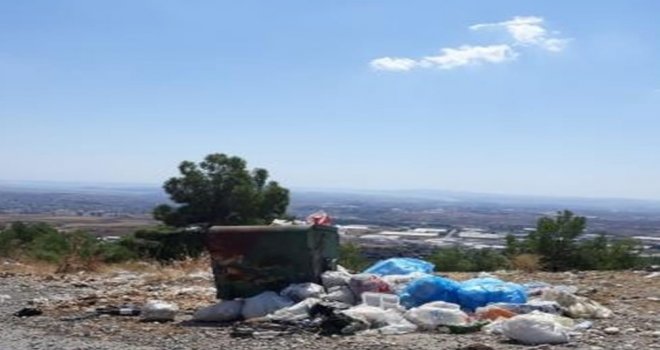 Türbe Çevresindeki Toplanmayan Çöplere Tepkiler Sürüyor