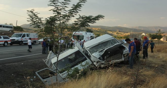 Tunceli-Elazığ Karayolunda Trafik Kazası: 3Ü Çocuk 20 Yaralı