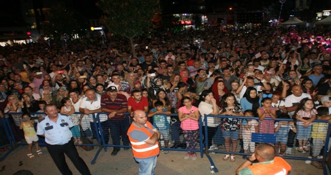 Devrekte Düzenlenen Uğur Işılak Konseri Büyük İlgi Gördü