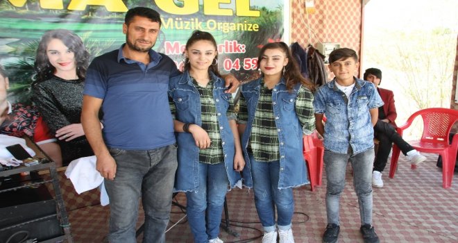 Ailece Müzik Yaparak Geçimlerini Sağlamaya Çalışıyorlar