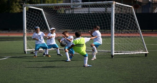 Yenimahalle Belediyesi Yaz Futbol Okulu Mezunlarını Verdi