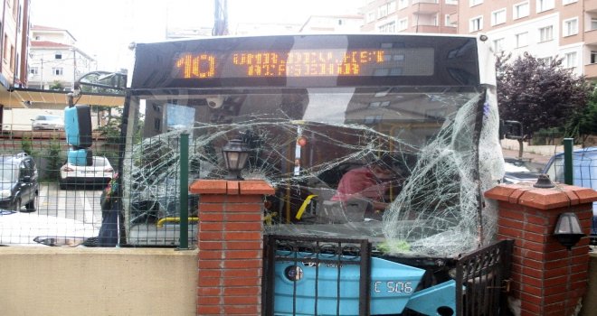 Yokuş Aşağı İnen Yolcu Otobüsü Araca Çarptı: 2 Yaralı