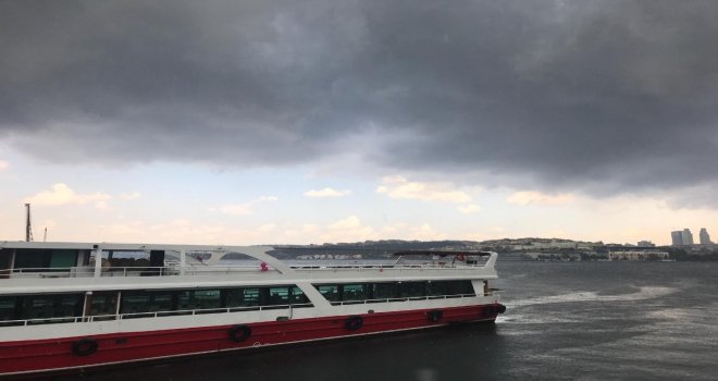 İstanbulu Kara Bulutlar Sardı