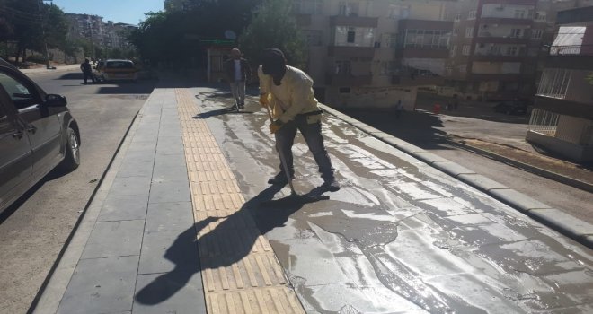 Yenişehirde Kaldırımlara Bazalt Taşı Döşeniyor