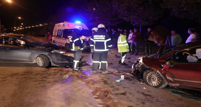 Kocaelide İki Otomobil Kafa Kafaya Çarpıştı: 4 Yaralı