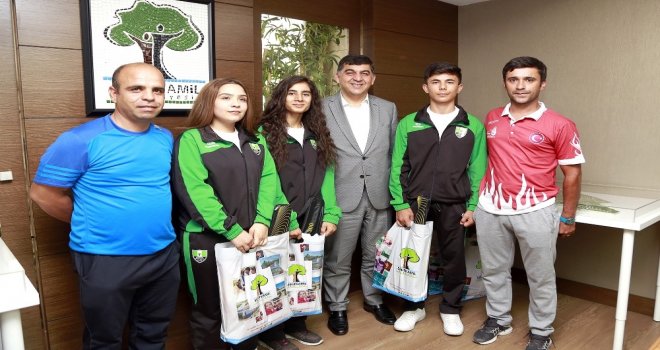 Belediye Başkanı Fadıloğlu Milli Sporcuları Ağırladı