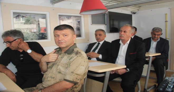 Vali Toprak, 6.6 Şiddetindeki Depremi Yaşadı