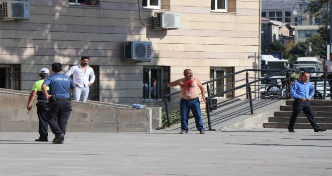 Yardım Alabilmek İçin Kendini Kesti