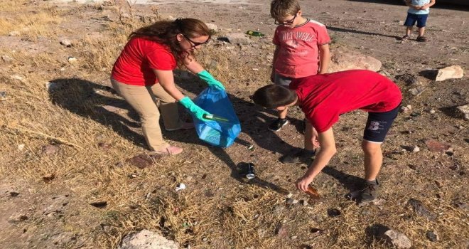 Kaymakam Duru, Dünya Çevre Ve Temizlik Gününde Çöp Topladı