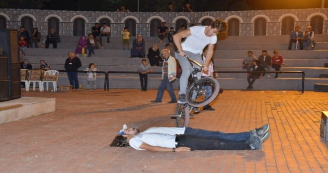 Gediz Tarhana Festivalinde Bisiklet Show Ve Halk Konseri