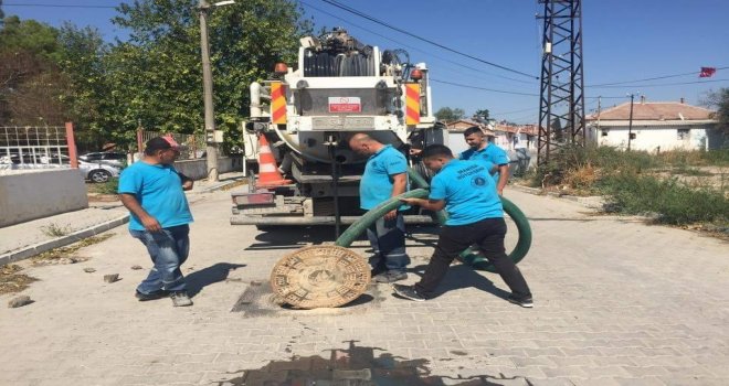 Paşaköy Mahallesinde Yağmursuyu Izgaralarına Temizlik