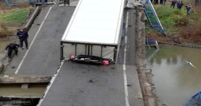 Rusyada Köprü Çöktü: 1İ Çocuk 2 Kişi Öldü