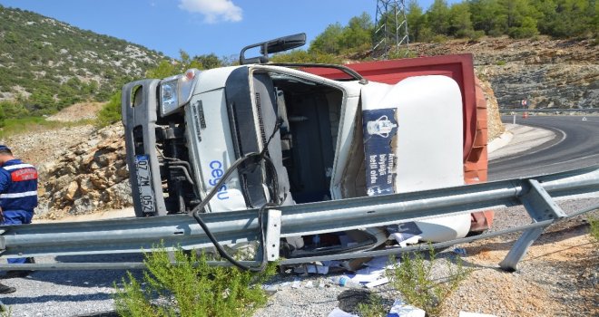 Direksiyon Hakimiyetini Kaybeden Sürücü Bariyerlere Çarptı :1 Yaralı