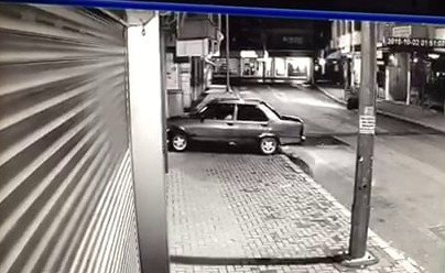 Kontrolden Çıkan Otomobil Züccaciye Dükkanına Girdi