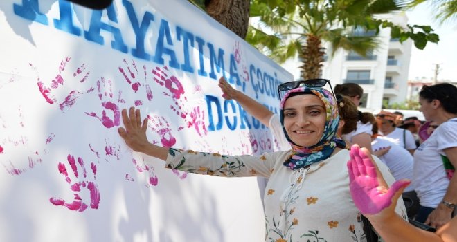 Festivale Katılan Kadınlar Al Yazma Anıtına İz Bıraktı