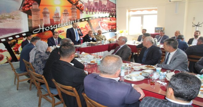 Vali İsmail Ustaoğlu, Muhtarlarla Yemekte Bir Araya Geldi