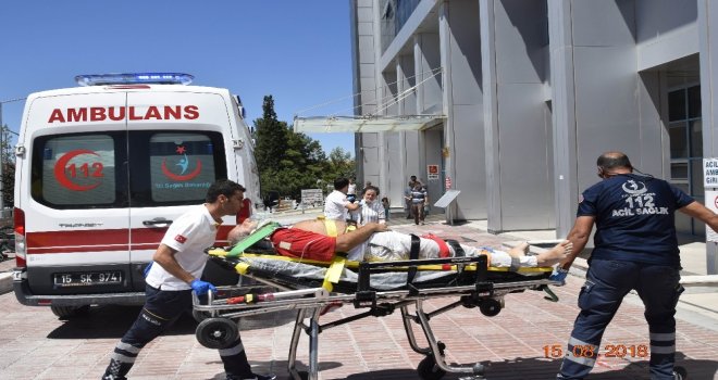 Burdurda Minibüs Refüje Devrildi: 8 Yaralı