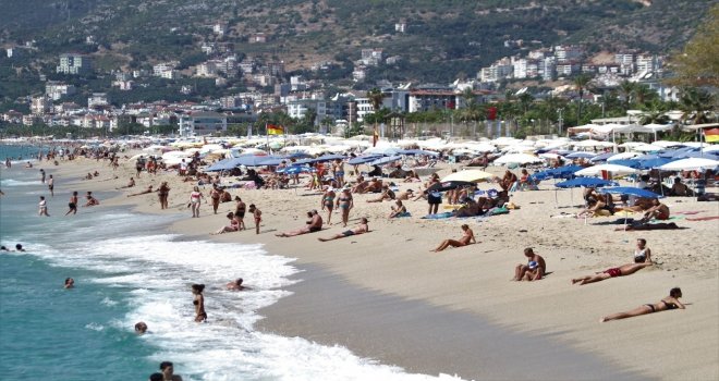 Antalyada Sahiller Turistlere Kaldı