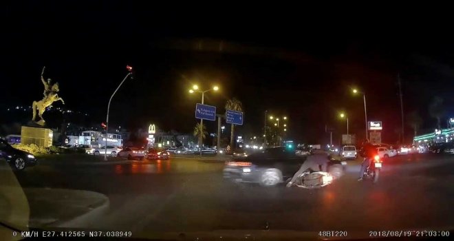 2 Motosiklete Çarpan Otomobilin Kaza Anları Araç Kamerasına Yansıdı