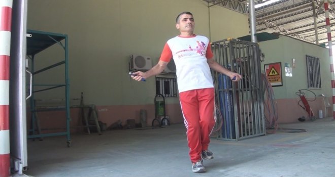 Tek Ayakla 1 Dakikada 252 Kez İp Atlayarak Rekor Kırdı