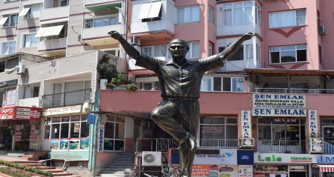 Aliağaya Yapılan ‘Atatürk Heykeli Takdir Topluyor