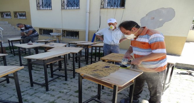 Fedakar Okul İdarecileri Eski Sıraların Bakım Ve Onarımını Yapıyor