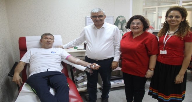 Tanju Çolaktan Kızılaya Kan Bağışı