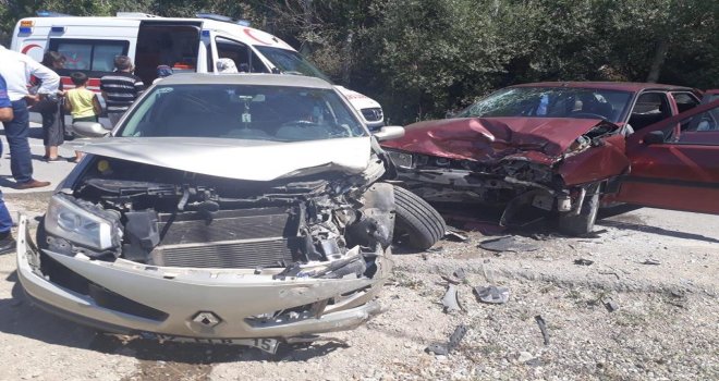Burdurda 2 Otomobil Kafa Kafaya Çarpıştı: 8 Yaralı