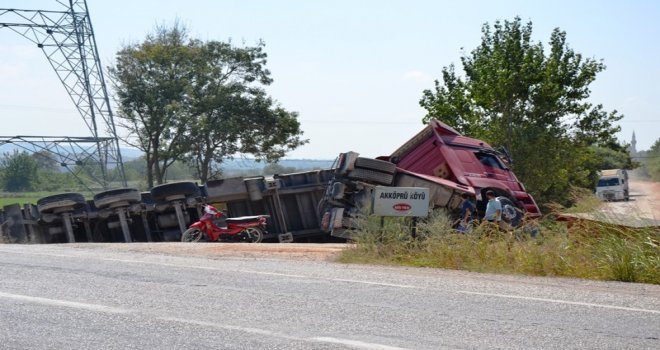 Bigada Buğday Kepeği Yüklü Kamyon Devrildi