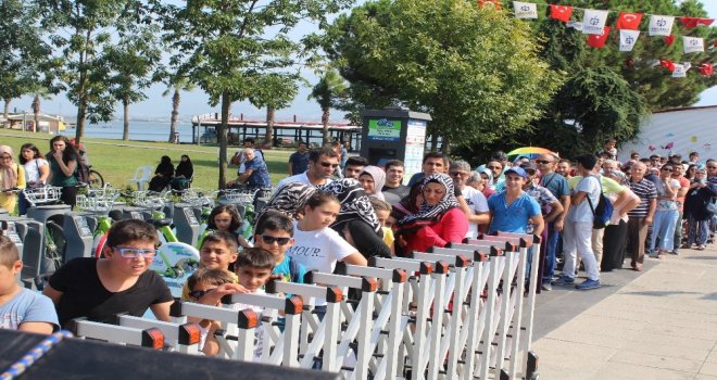 Kocaelide Vatandaşlara 1 Ton Ücretsiz Maraş Dondurması Dağıtıldı