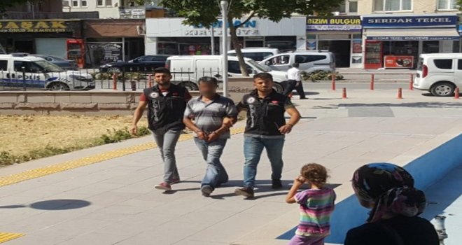 Polis, Bir Evin Odasına Gizlenmiş Silah Ve Uyuşturucu Madde Buldu