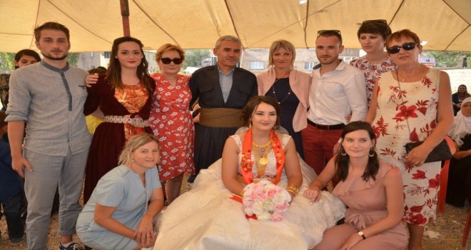 Yüksekovaya Gelen Fransalı Geline Görkemli Düğün