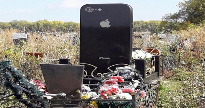 Rusyada İphone Şeklinde Mezar Taşı