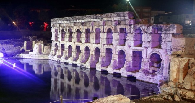2 Bin Yıllık Roma Hamamı Gece Görüntüsüyle Göz Kamaştırdı