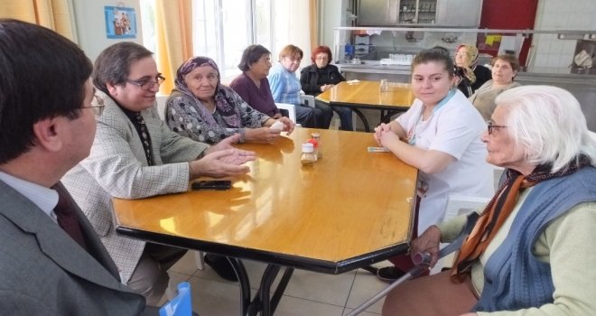Burhaniyede Sağlıkçılar Yaşlıları Sevindirdi