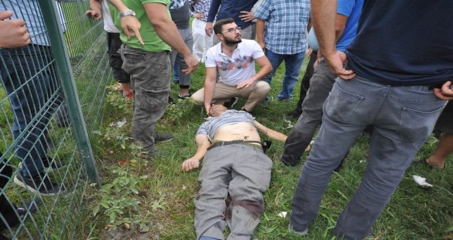 Gözlüğü Ve Şapkası Otomobilin Camına Yapıştı