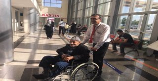 Karaman Devlet Hastanesinde Hastalar Kapıda Karşılanıyor