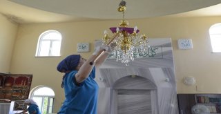 Tepebaşındaki Camilerde Temizlik Var