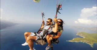 Paraşütten İndi, Yeri Öptü