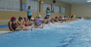 Kırsaldaki Çocuklar Yüzme Öğrendi