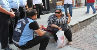 Görme Engelli Kadını Sokağa Attılar