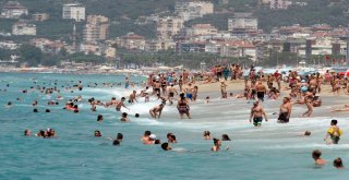 Kavurucu Sıcaklardan Bunalanlar Kendilerini Denize Attı