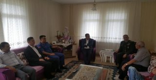 Kaymakam Akdaş, Şehit Ailelerini Ziyaret Etti