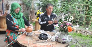 Gazete Kağıtlarından İlginç Ürünler Yapıyor