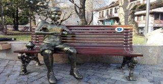 “Kitap Okuyan Kız Heykeli Kütüphane Önüne Konulacak